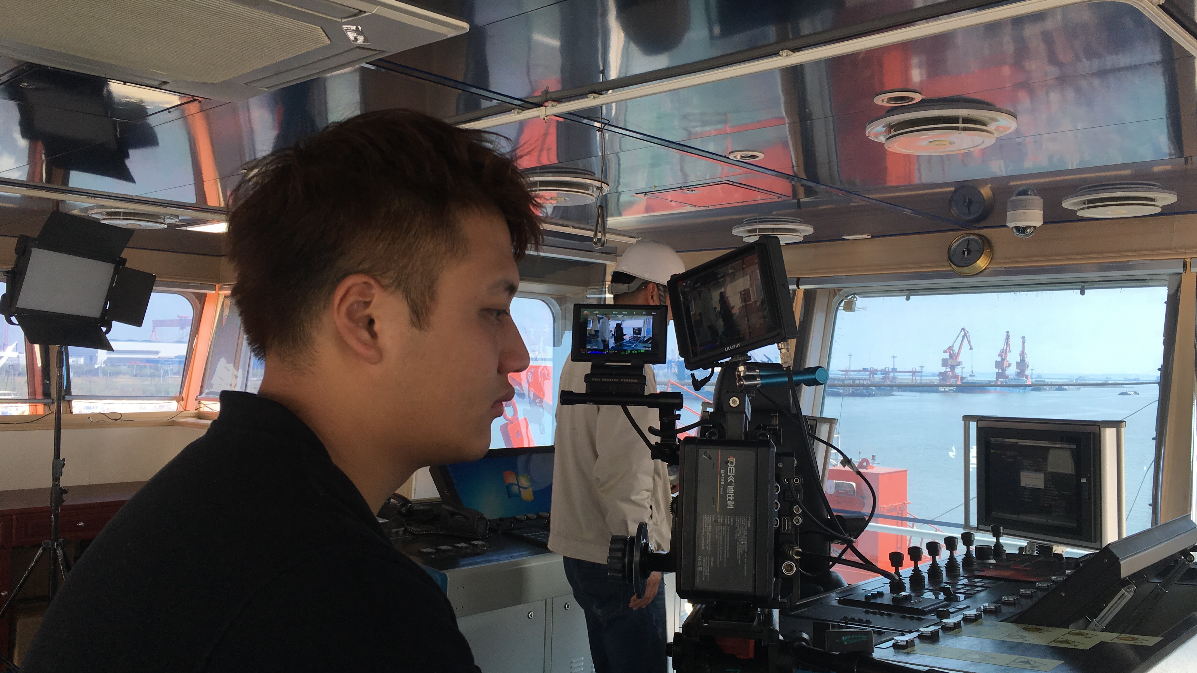 朝九晚五,对于影视工作者一起无缘,离得很远,出于对专业的热爱,我们